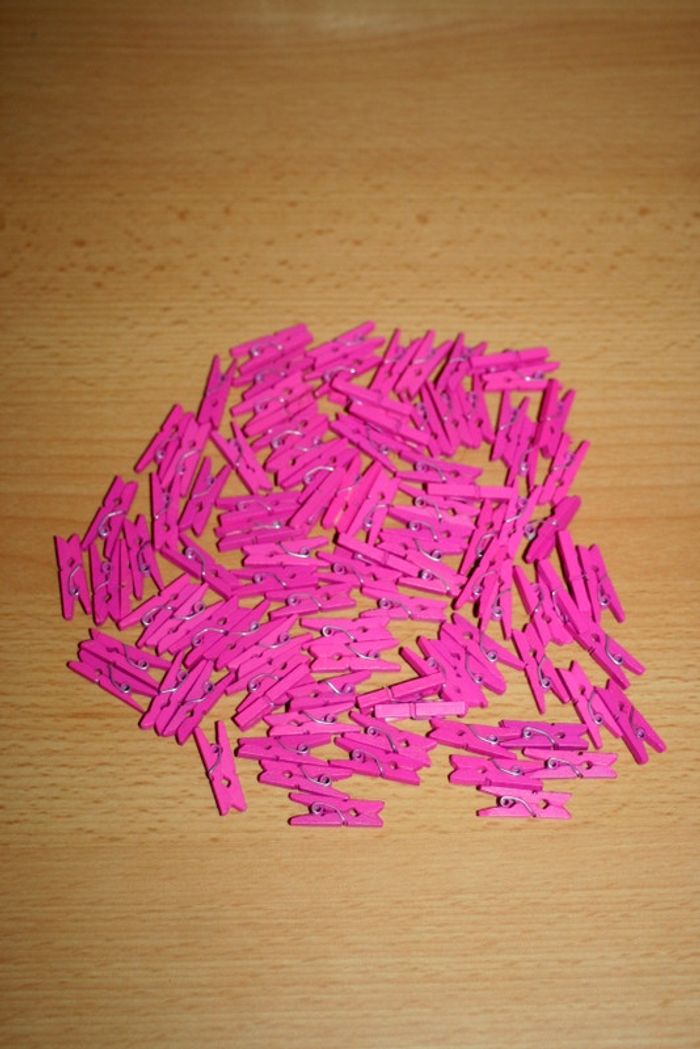 Lot de 94 mini pinces à linge rose