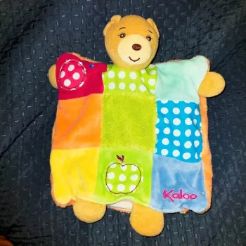 Doudou marionnette ours Kaloo Colors pomme patchwork
