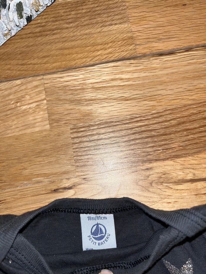 Body noir étoiles argentées très bon état petit bateau 18mois/81cm - photo numéro 2