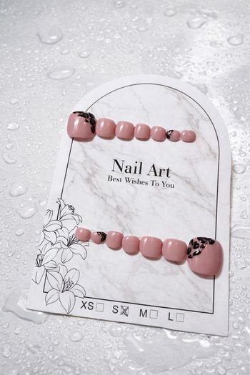 Press on nails pieds