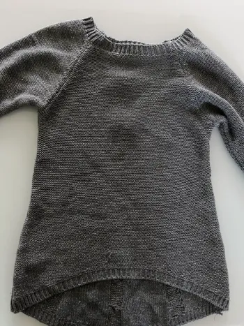 Pull avec noeuds au dos