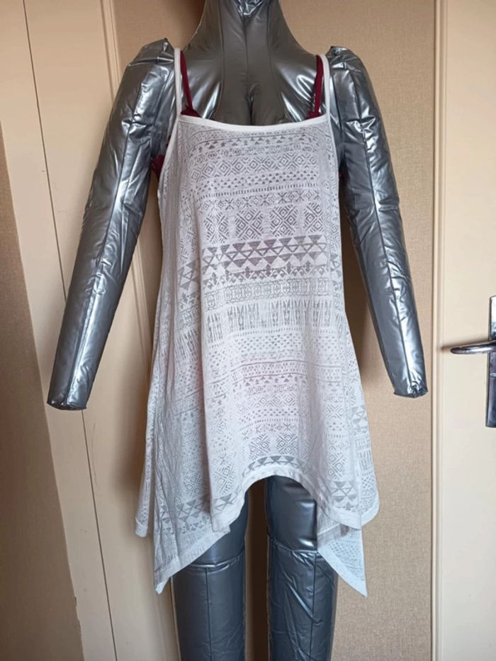 Tee-shirt a bretelles. Marque Émoi. (A39)