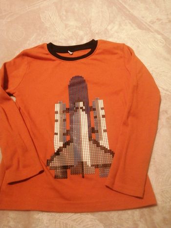 Beau sweat mixte orange avec motif