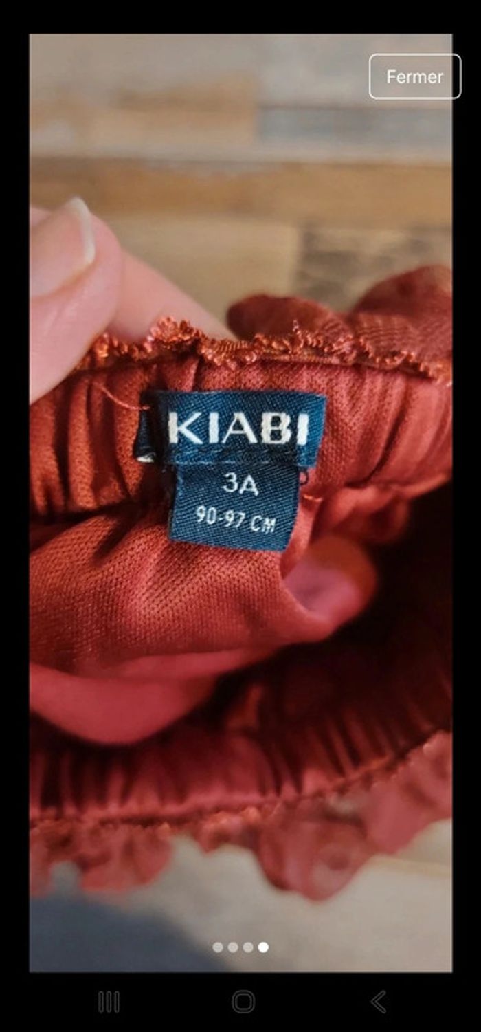 Jupe fille 
Voilée avec pois 
Taille 3 ans 
Couleur bordeau 
De chez kiabi - photo numéro 3