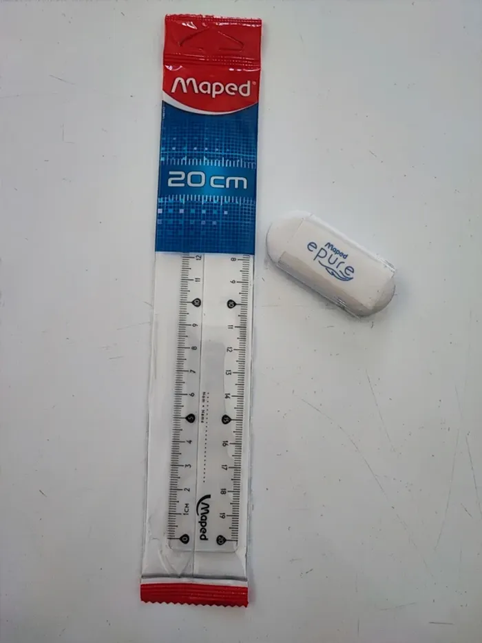 Lot d'une règle 20 cm et une gomme