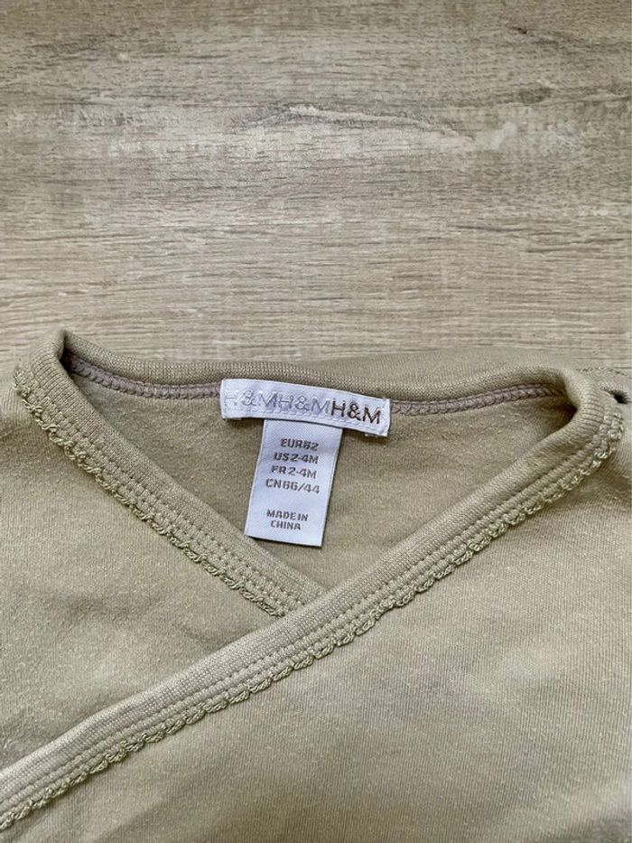 Body manches longues « H&M » beige foncé/kaki clair taille 2-4 mois-62 cm - photo numéro 2