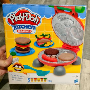 PlayDoh kitchen créations burger party