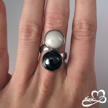 Bague ajustable argentée avec 2 ronds noir et blanc