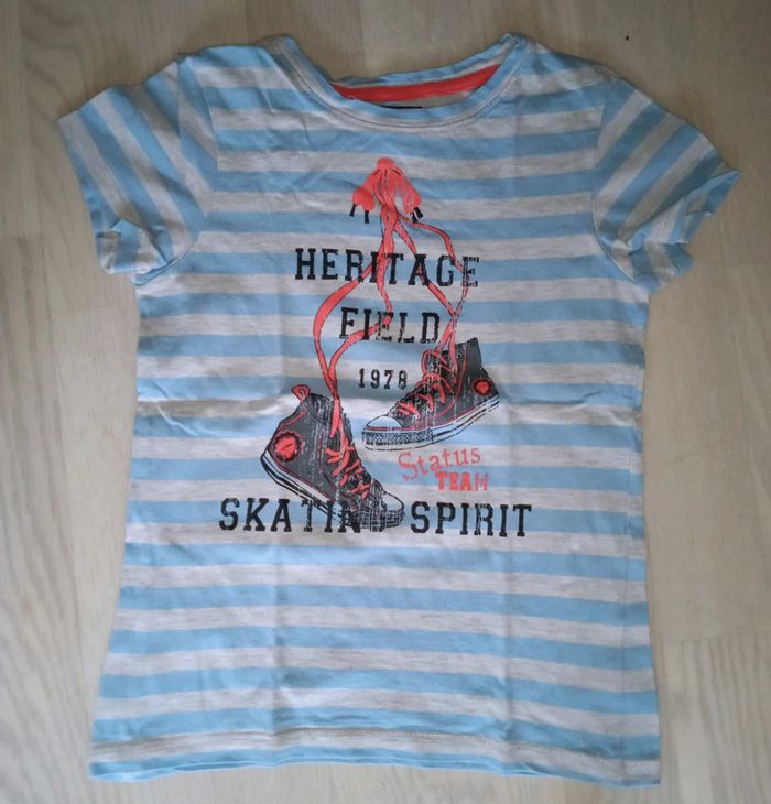 Tee-shirt à rayures bleu ciel motif baskets Team Status T. 6 ans