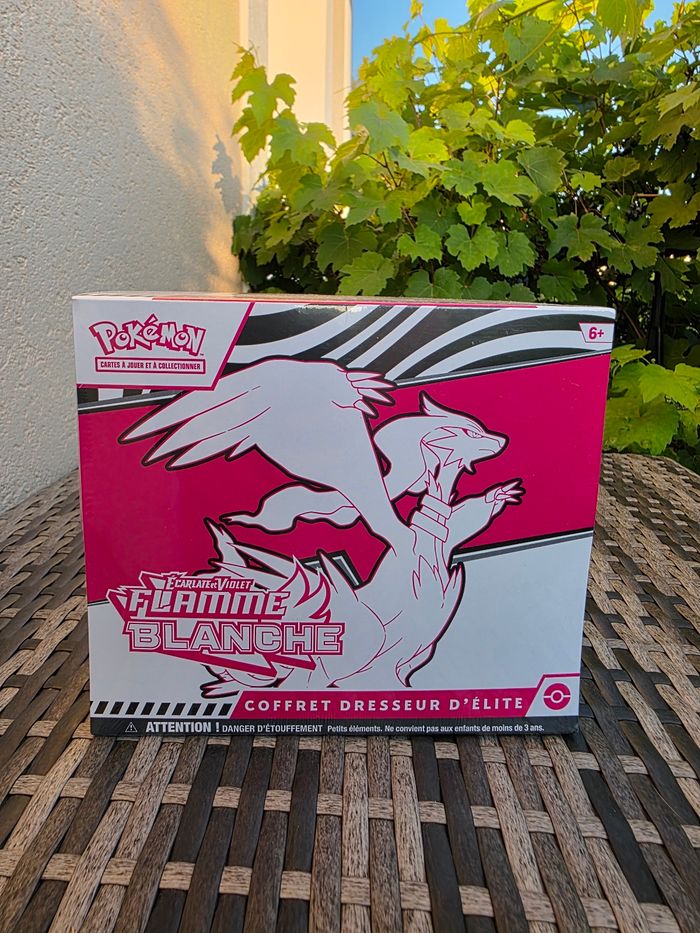 Pokémon: Coffret Dresseur d’élite Écarlate et Violet – Flamme Blanche – Reshiram