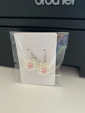 Idée cadeau Noël - Boucles d’oreilles fleurs blanche
