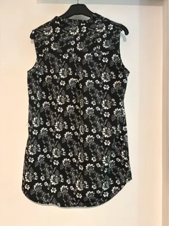 🌸 Haut col V  sans manches fleuri noir & blanc – Zeeman – Taille M