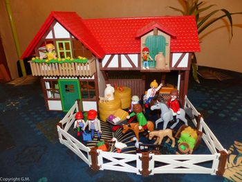 Playmobils la grande ferme moderne + personnages etc
