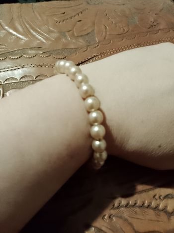 bracelet élastique en perles marrons pastelles.