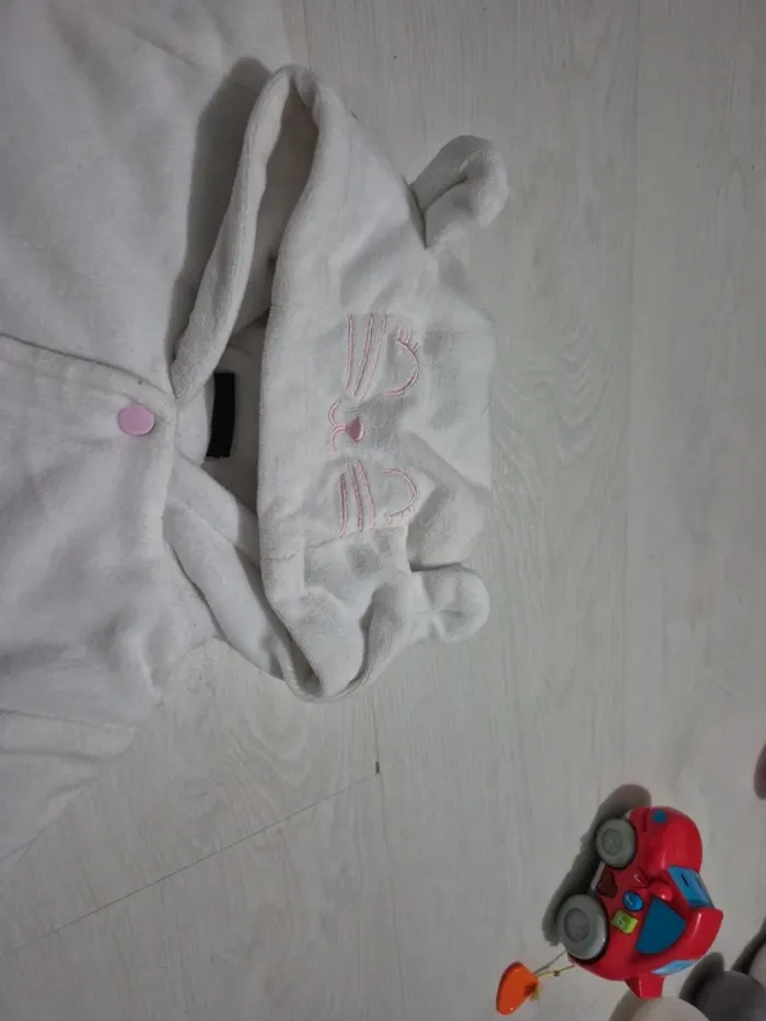 Combipilote blanc avec oreilles / chat 9mois - photo numéro 4