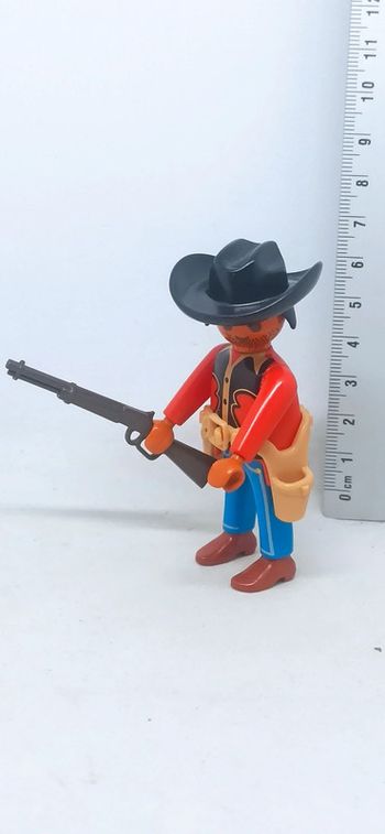 Homme Cowboy haut rouge et fusil playmobil