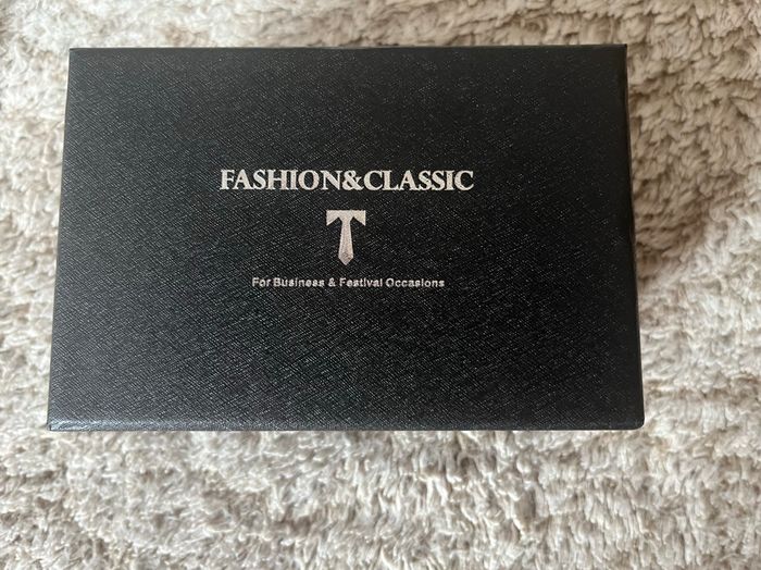 COFFRET ENSEMBLE CRAVATE bleu de chez FASHION & CLASSIC - Coffret à offrir - Coloris bleu et argenté -  l'ensemble comprenant 1 cravate bleue  + 2 boutons de manchette bleu et métal argenté + 1 pince à cravate argenté. - photo numéro 5