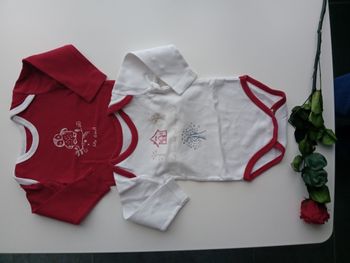 Lot de 2 bodys rouge et blanc