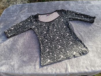 petit haut  manche mi-longue noir avec des petit chats gris