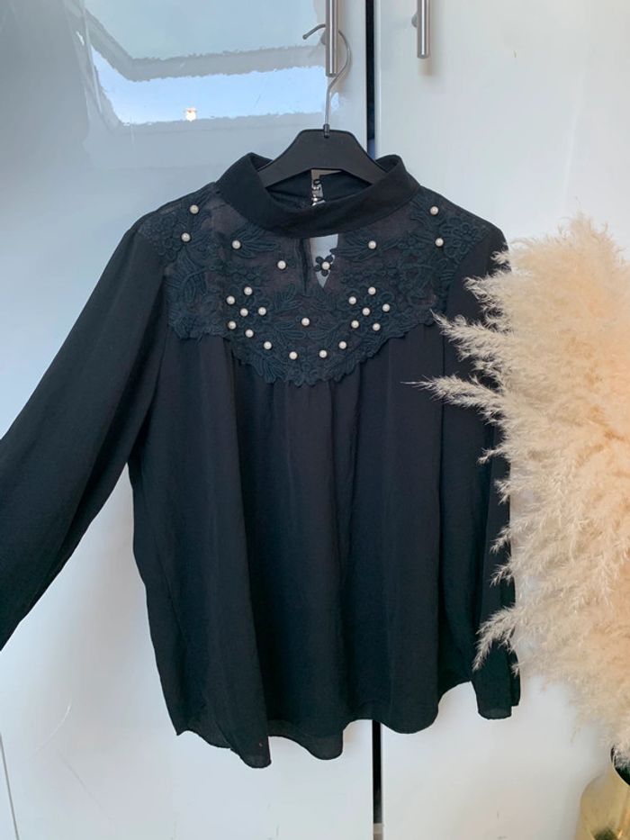 Blouse chic  avec perle et dentelle