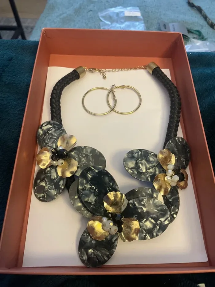 Lot collier gris + créole doré - photo numéro 2