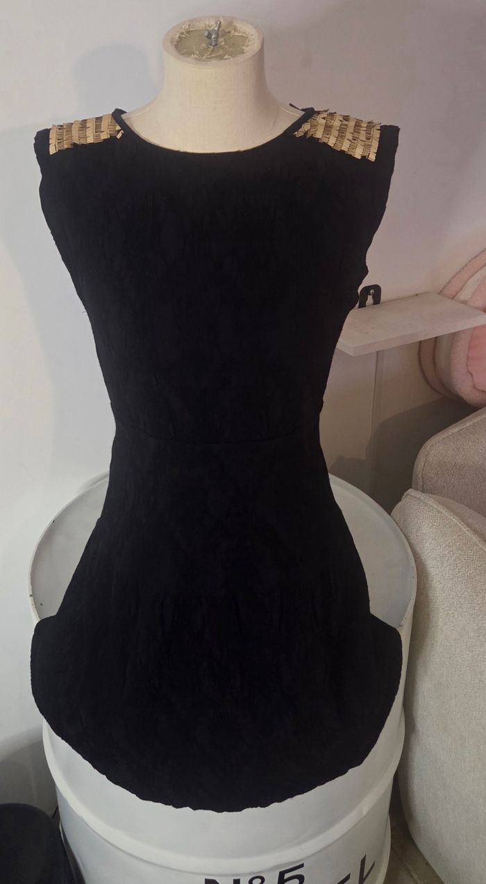 ROBE NAF NAF NOIRE – ÉPAULES BIJOUX DORÉES – T40 - photo numéro 5