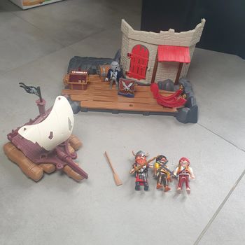L ile des pirate + le radeau playmobil 3 pirates + 1 fantôme pirate