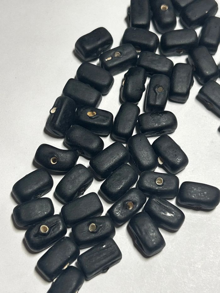 A822, 50 perles anciennes noires mates verre opaque - photo numéro 3