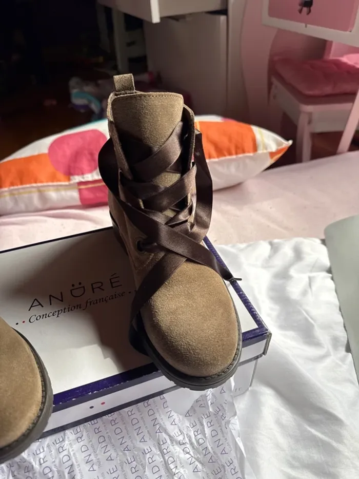 Magnifique paire de bottines André en cuir neuves avec étiquette pointure 34 - photo numéro 5