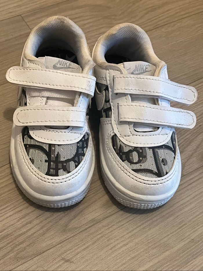 Baskets nike enfant taille 23 neuve