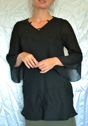 tunique avec broderie noire taille M