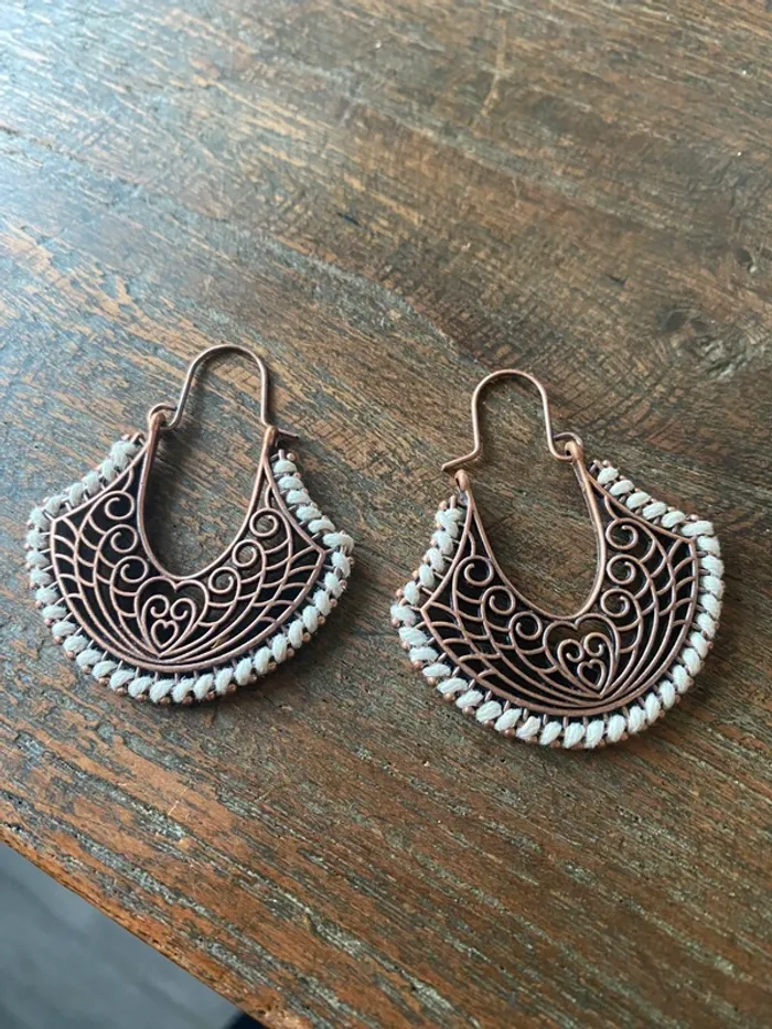 Magnifiques boucles d’oreilles couleur bronze et blanc - photo numéro 2