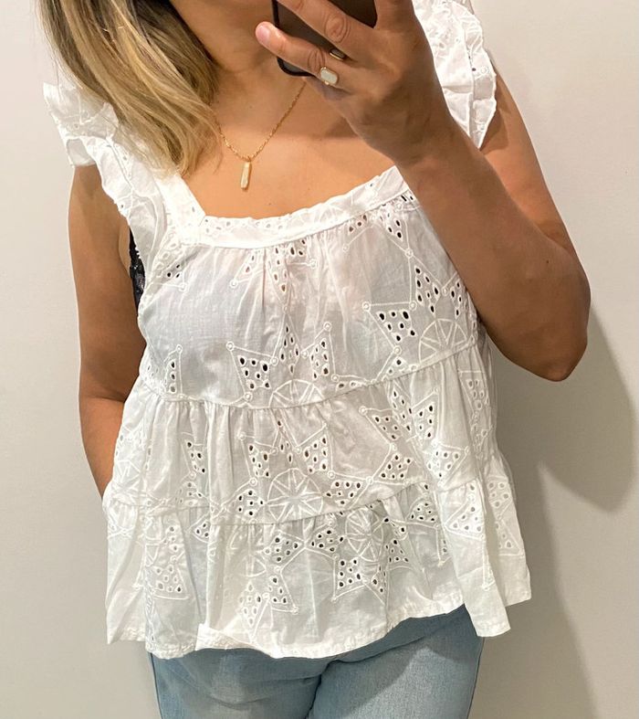 Blouse blanche brodée avec volant Taille M