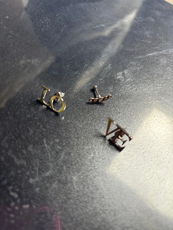 Boucle d’oreilles et piercing oreille