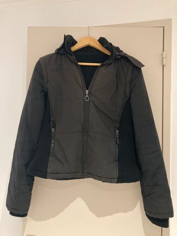 Blouson noir avec capuche