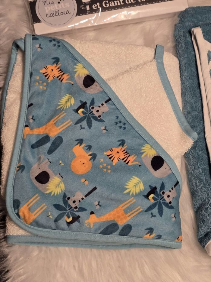 NEUFS 🏷😍🤩👌superbe lot 4 capes de bains et 2 gants de toilettes bébé 🤩😍⚘️⚘️ - photo numéro 9