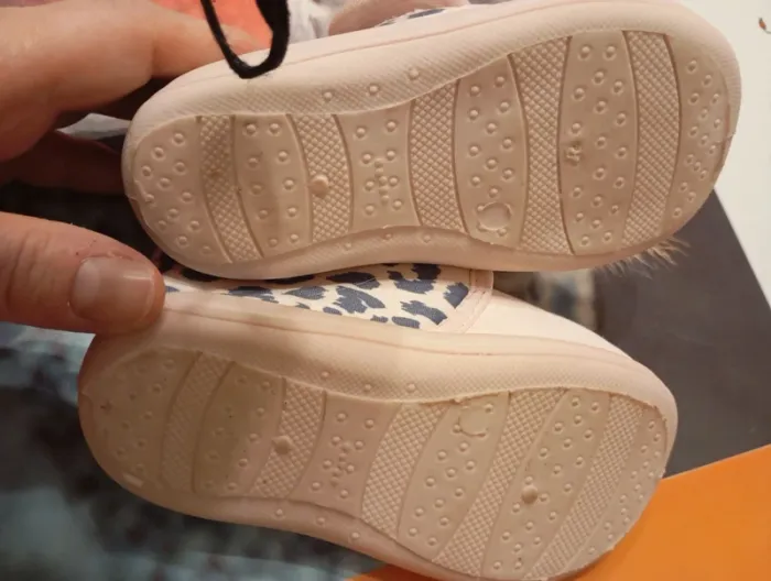 Chaussons Minnie pointure 24 - photo numéro 5
