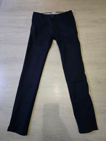 Pantalon slim bleu foncé.