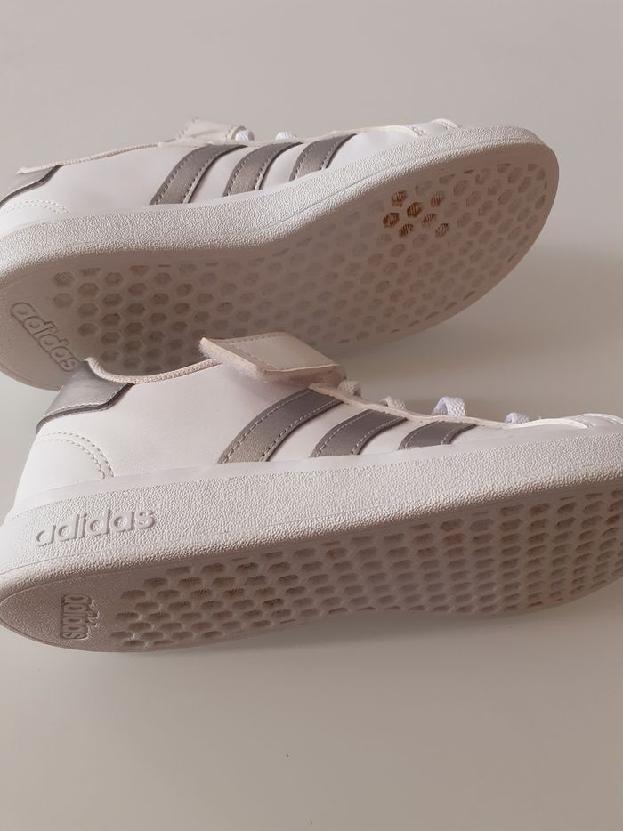 Basket Adidas taille 33 - photo numéro 2