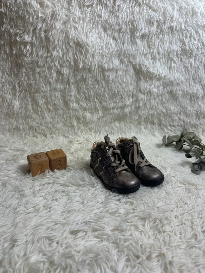 Paire de chaussures Babybotte taille 23 coloris taupe
