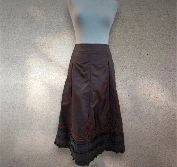 Jupe longue marron avec détails brodés taille 40