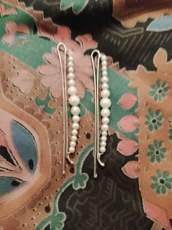 lot de 2 barrettes à cheveux en métal doré et perles en plastique blanches vintage années 70.