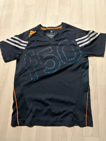 T-shirt adidas manches courtes 9/10 ans très bon état très peu porté