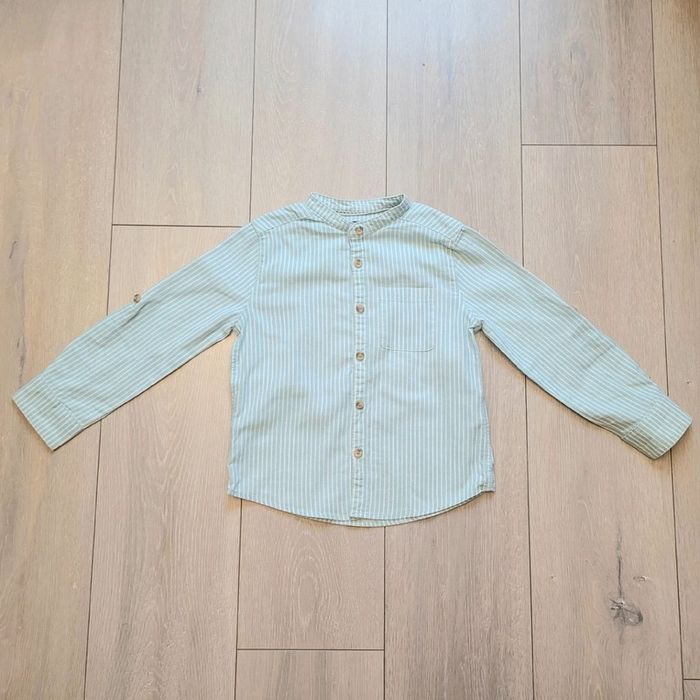 Tres jolie chemise bleu et blanche rayée. Garçon 6 ans. Marque Kiabi