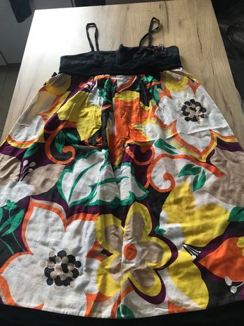 Robe noire fleurie avec bijoux chien