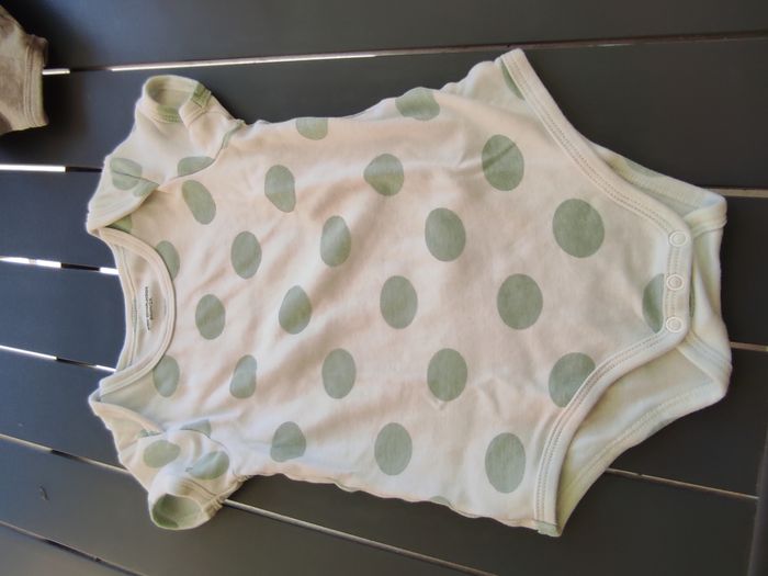 Lot bodies et tee-shirt taille 24 mois - photo numéro 3
