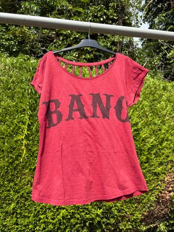 T-shirt bordeaux col à détail ajouré à l’arrière – Marque Bershka