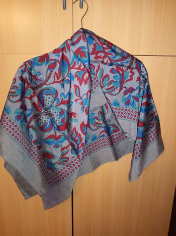 Grand foulard forme châle 