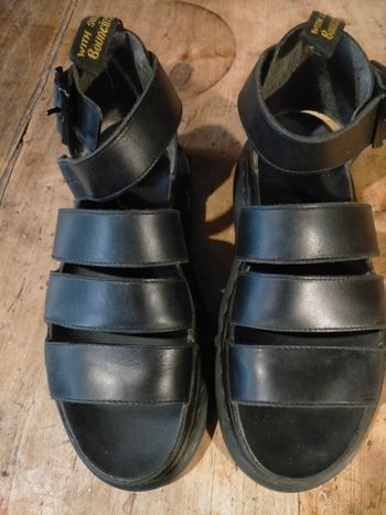 Très belles sandales Doc Martens pt 39 