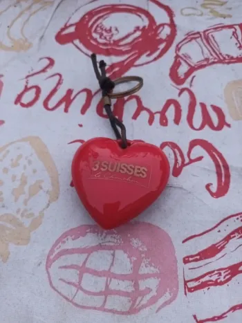 Ancien porte clé publicitaire les 3 suisses